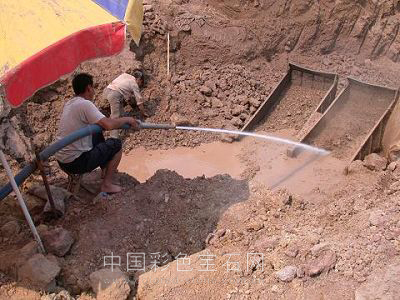 高压水龙冲刷分离泥浆与矿砂,中国彩色宝石网