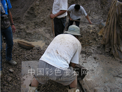 经重力初选得到的宝石和矿砂混合体,中国彩色宝石网