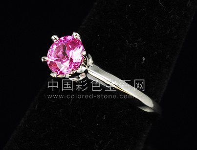 粉色蓝宝石订婚戒指