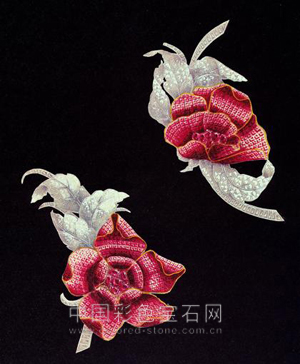 Pivoine clip是隐密式镶嵌法的经典作品之一，细腻的工法刻划出花的嬌媚和叶的纹路。
