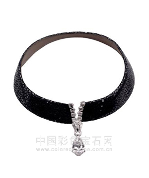 Zip 2000 leather necklace是传统Zip项鍊的延伸作品，低调奢华的皮革搭配梨型切割钻石，显得高雅又不失贵气。
