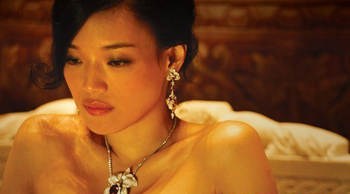 舒淇在电影《游龙戏凤》中佩戴了cartier著名的兰花系列珠宝